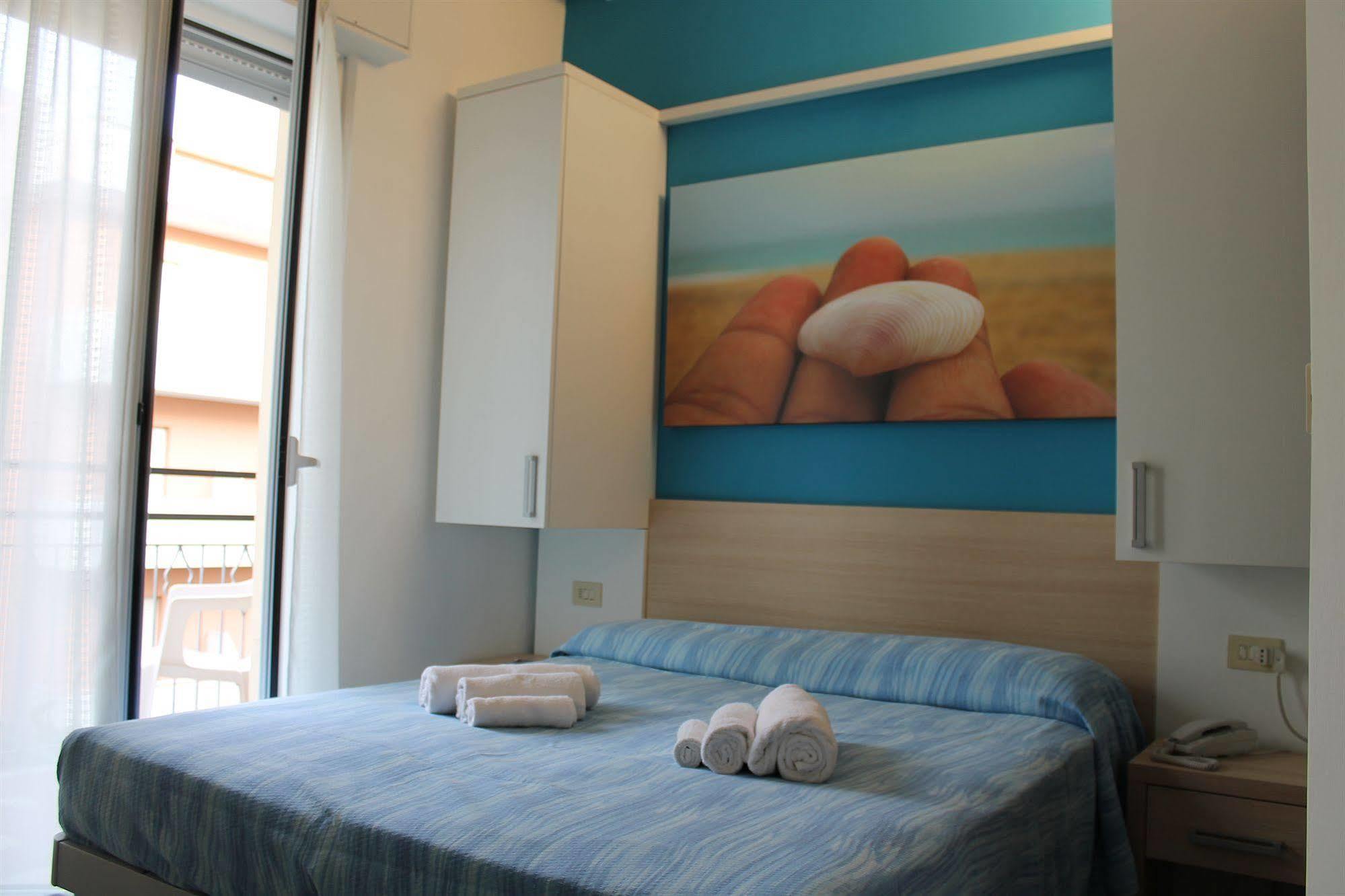 Hotel Esperia Каттолика Экстерьер фото