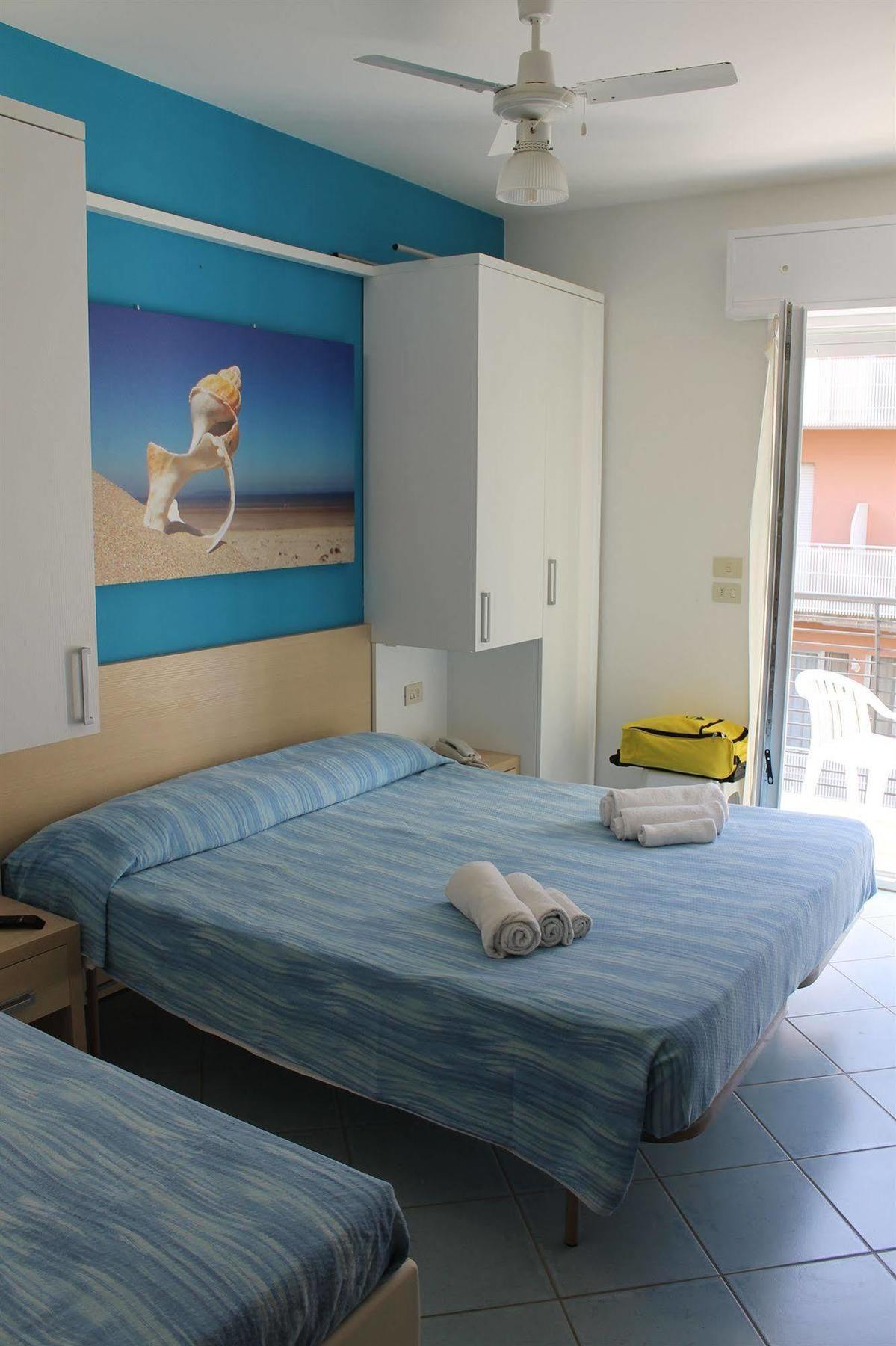 Hotel Esperia Каттолика Экстерьер фото
