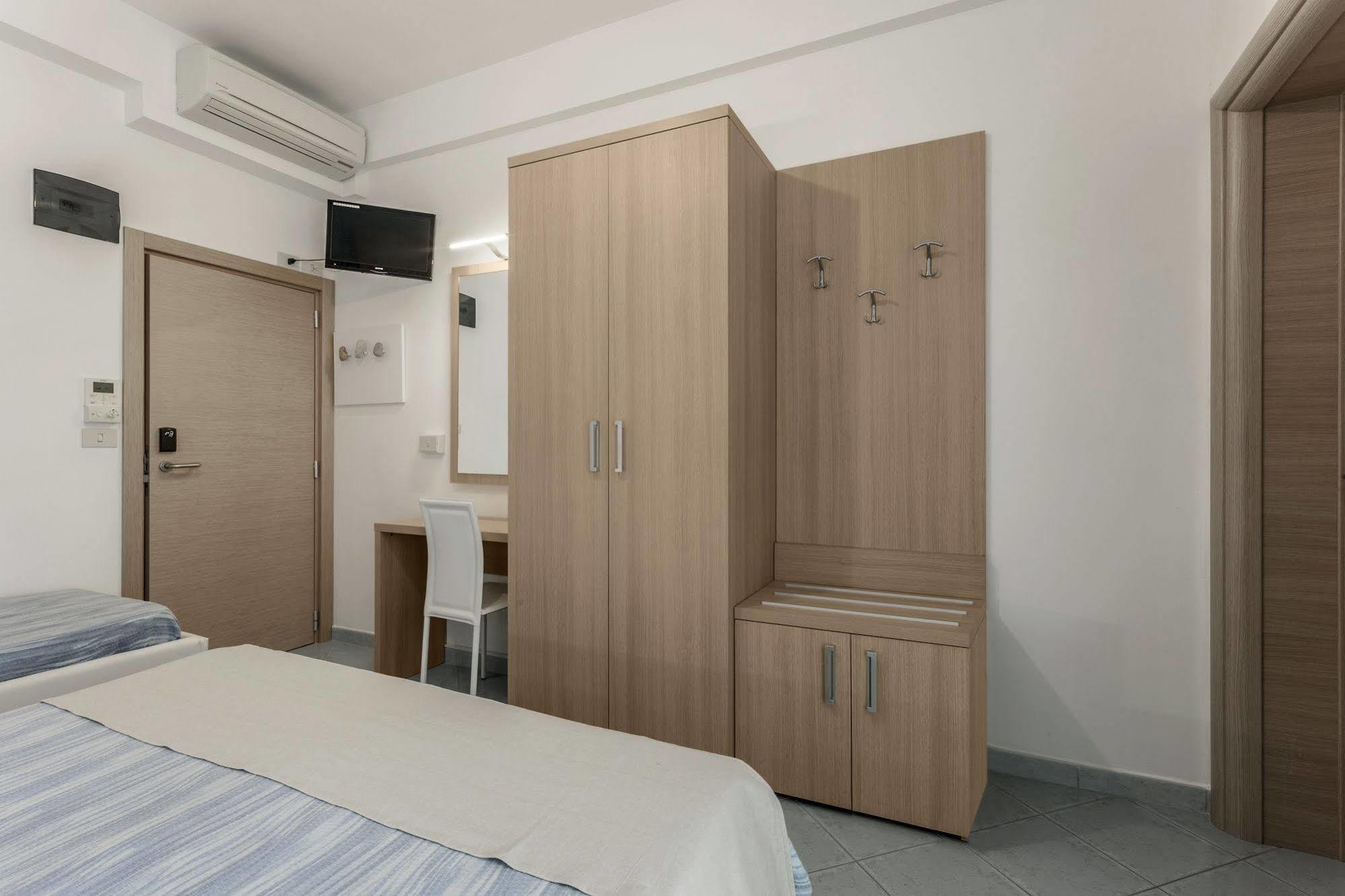 Hotel Esperia Каттолика Экстерьер фото